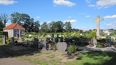 Kriegerdenkmal mit Friedhofskreuz 