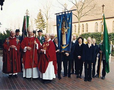 Glockenweihe 2003 mit Pfarrer Alfons Diekmann, Heinrich Timmerevers und Herbert Longerich